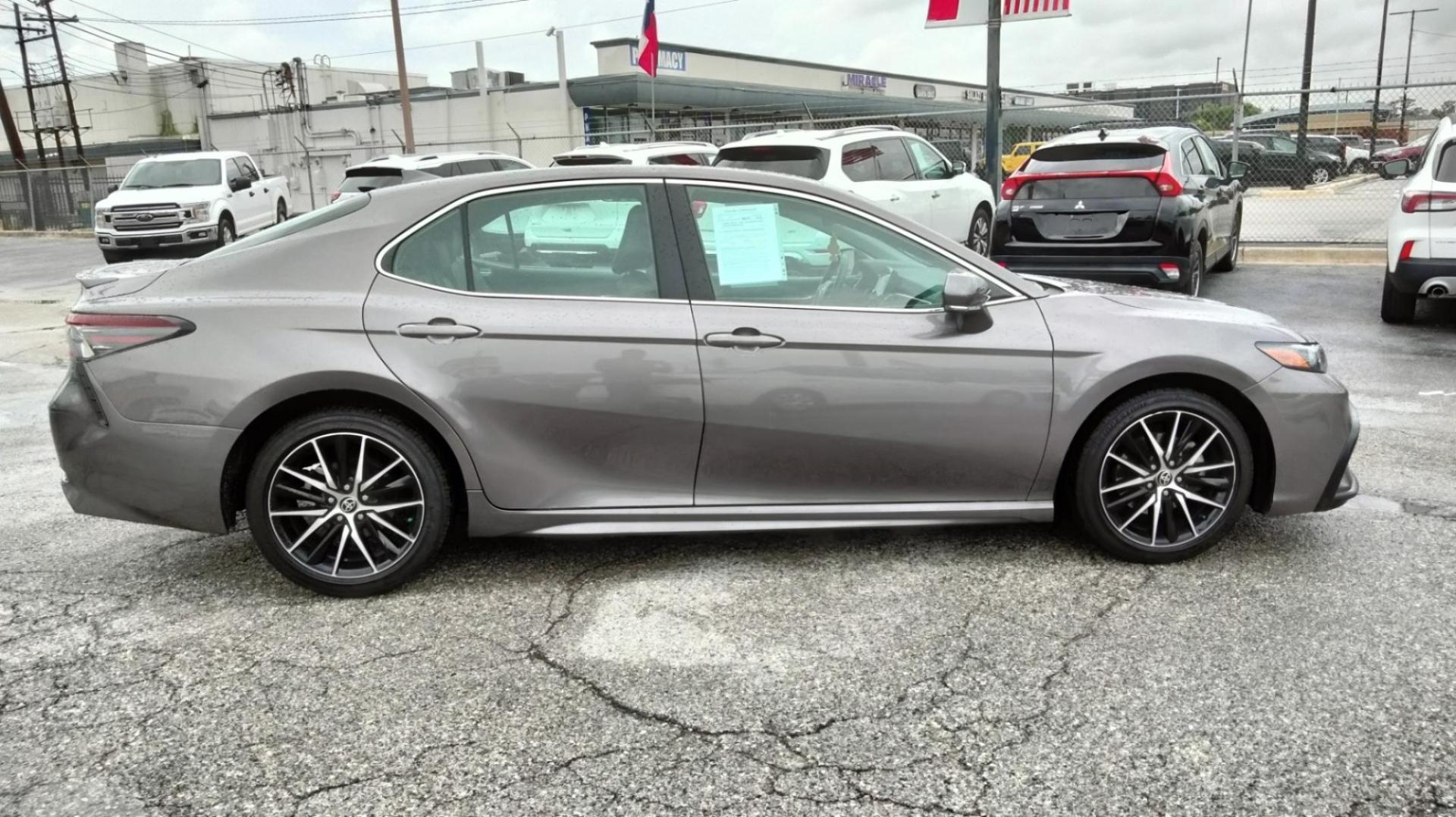 2022 Gray /BLACK Toyota Camry SE (4T1G11AK9NU) with an 2.5L L4 DOHC 16V engine, 8A transmission, located at 1842 Wirt Road, Houston, TX, 77055, (713) 973-3903, 29.805330, -95.484787 - Photo#5